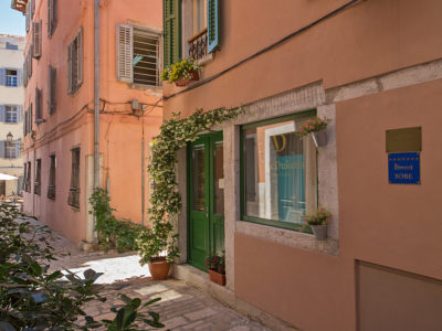 Colorata via del centro storico di Rovigno vicino a Villa Duketis