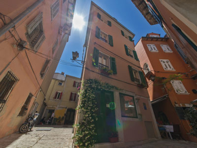 Stretto vicolo storico nel centro storico di Rovigno
